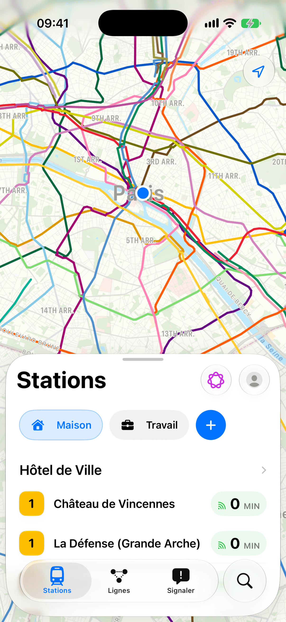 Écran Stations de Via montrant le réseau parisien et les prochains passages à Hôtel de Ville
